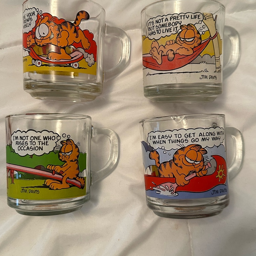 🐕 Garfield Wooden Mug Tree with Character Top and McDonald’s Mugs - Picture 11 of 16